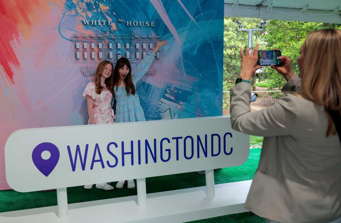 Washington, DC - 21 de abril: los invitados visitan la meta carpa durante el rollo de huevo de Pascua de la Casa Blanca en el césped sur de la Casa Blanca el 21 de abril de 2025 en Washington, DC. La Casa Blanca espera que miles de niños y adultos participen en la tradición anual de los huevos de colores ondulados en el césped de la Casa Blanca, que fue iniciado por el presidente Rutherford B. Hayes en 1878. (Foto de Chip Somodevilla/Getty Images)