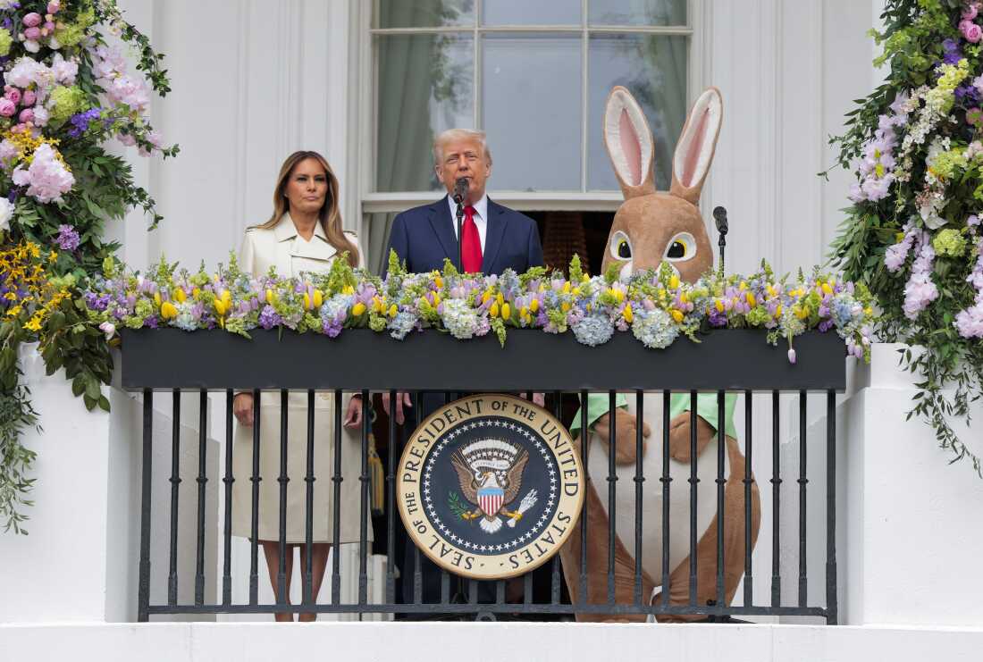 Washington, DC - 21 de abril: el presidente de los Estados Unidos, Donald Trump, se unió a la primera dama Melania Trump y al conejito de Pascua, entrega comentarios durante el rollo de huevo de la Casa Blanca en el South Lawn el 21 de abril de 2025 en Washington, DC. La Casa Blanca espera que miles de niños y adultos participen en la tradición anual de los huevos de colores ondulados en el césped de la Casa Blanca, que fue iniciado por el presidente Rutherford B. Hayes en 1878. (Foto de Anna Moneymaker/Getty Images)