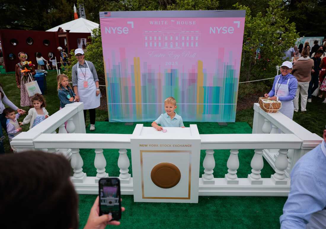 Washington, DC - 21 de abril: los niños posan para fotografías mientras pretenden sonar la campana para la Bolsa de Nueva York durante el rollo de huevo de la Casa Blanca en el South Lawn el 21 de abril de 2025 en Washington, DC. La Casa Blanca espera que miles de niños y adultos participen en la tradición anual de los huevos de colores ondulados en el césped de la Casa Blanca, que fue iniciado por el presidente Rutherford B. Hayes en 1878. (Foto de Chip Somodevilla/Getty Images)