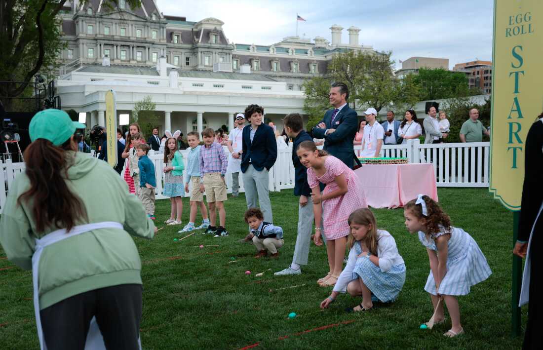 Washington, DC - 21 de abril: Secretario de Defensa de los Estados Unidos, Pete Hegseth, observa mientras los niños participan en el rollo de huevo de Pascua de la Casa Blanca en el césped sur de la Casa Blanca el 21 de abril de 2025 en Washington, DC. La Casa Blanca dijo que esperan que miles de niños y adultos participen en la tradición anual de los huevos de colores ondulados en el césped de la Casa Blanca, que fue iniciado por el presidente Rutherford B. Hayes en 1878. (Foto de Anna Moneymaker/Getty Images)