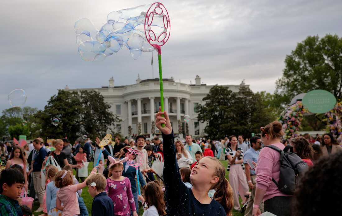 Washington, DC - 21 de abril: los niños juegan con burbujas de jabón durante el rollo de huevo de Pascua de la Casa Blanca en el césped sur de la Casa Blanca el 21 de abril de 2025 en Washington, DC. La Casa Blanca espera que miles de niños y adultos participen en la tradición anual de los huevos de colores ondulados en el césped de la Casa Blanca, que fue iniciado por el presidente Rutherford B. Hayes en 1878. (Foto de Chip Somodevilla/Getty Images)