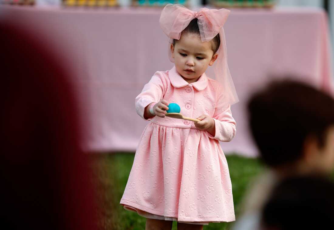 Washington, DC - 21 de abril: un niño participa en el rollo de huevo de la Casa Blanca en el césped sur de la Casa Blanca el 21 de abril de 2025 en Washington, DC. La Casa Blanca espera que miles de niños y adultos participen en la tradición anual de los huevos de colores ondulados en el césped de la Casa Blanca, que fue iniciado por el presidente Rutherford B. Hayes en 1878. (Foto de Chip Somodevilla/Getty Images)
