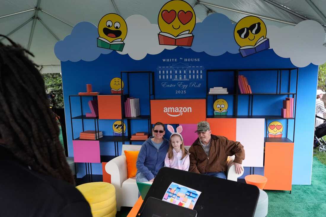 Los invitados se sientan en una estación organizada por Amazon en el césped del sur de la Casa Blanca antes de que el presidente Donald Trump y la primera dama Melania Trump participen en el rollo de huevos de Pascua de la Casa Blanca el lunes 21 de abril de 2025 en Washington. (AP Photo/Alex Brandon)