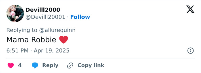 Tweet alabando el viaje posparto de Margot Robbie con un emoji de corazón.