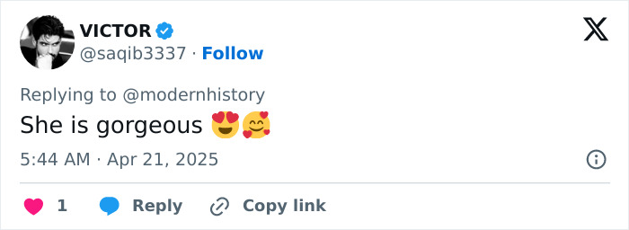 Tweet alabando el cuerpo posparto de Margot Robbie, llamándola hermosa, con el corazón y la sonrisa emojis.