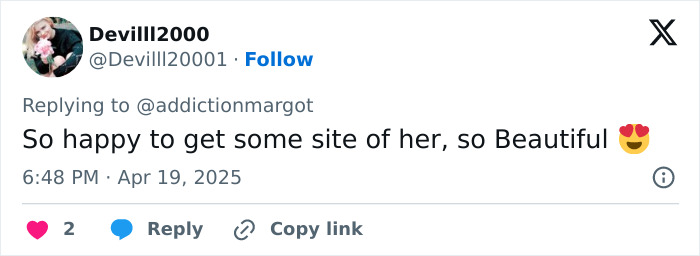 Publicación de redes sociales admirando el cuerpo y la belleza posparto de Margot Robbie.