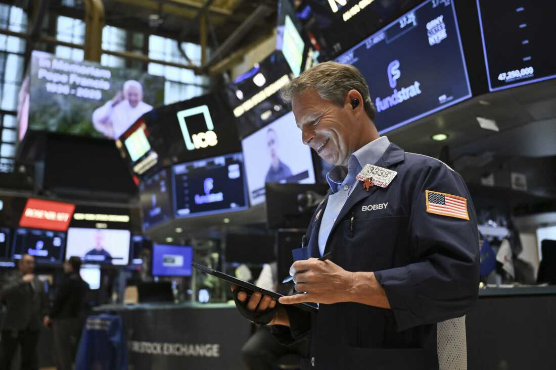 Las acciones se recuperaron para una segunda sesión consecutiva el miércoles después de que el presidente Trump dijo que no dispararía al presidente de Fed Jerome Powell y que la esperanza aumentaba entre los inversores de que la Casa Blanca podría buscar tarifas más bajas en China.