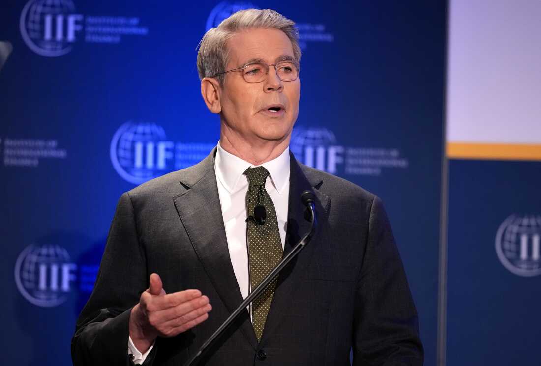 El Secretario del Tesoro, Scott Bessent, ofrece comentarios durante las reuniones del FMI y el Banco Mundial que tendrán lugar en Washington, DC, el 23 de abril de 2025 en Washington, DC.