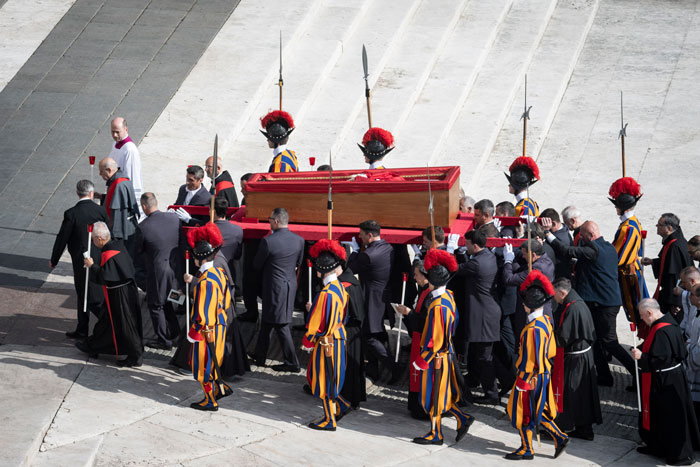 El ataúd abierto del Papa Francisco transportado por guardias en la ceremonia del Vaticano con guardias suizos.