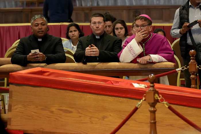 El clero y los asistentes al lado del ataúd abierto del Papa Francisco en el Vaticano, provocando reacciones mixtas.