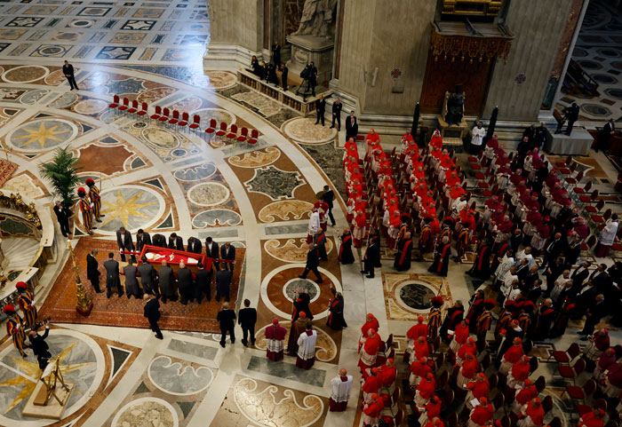 El ataúd abierto del Papa Francisco en el Vaticano visto por los asistentes en un gran salón con intrincados diseños de pisos.