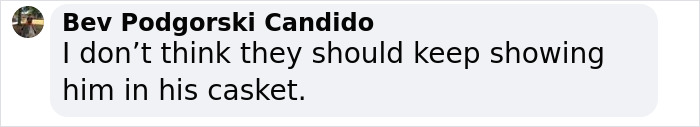Comentario criticando la pantalla abierta del ataúd del Papa Francisco.