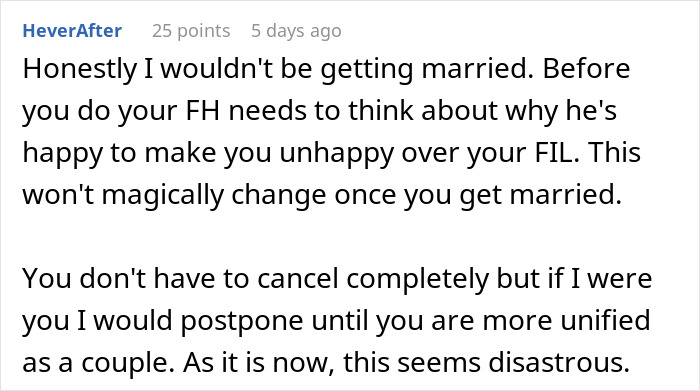 Los usuarios de Reddit comentarios sobre el futuro suegro invitando a los invitados a la boda, lo que sugiere aplazamientos para evitar el desastre.