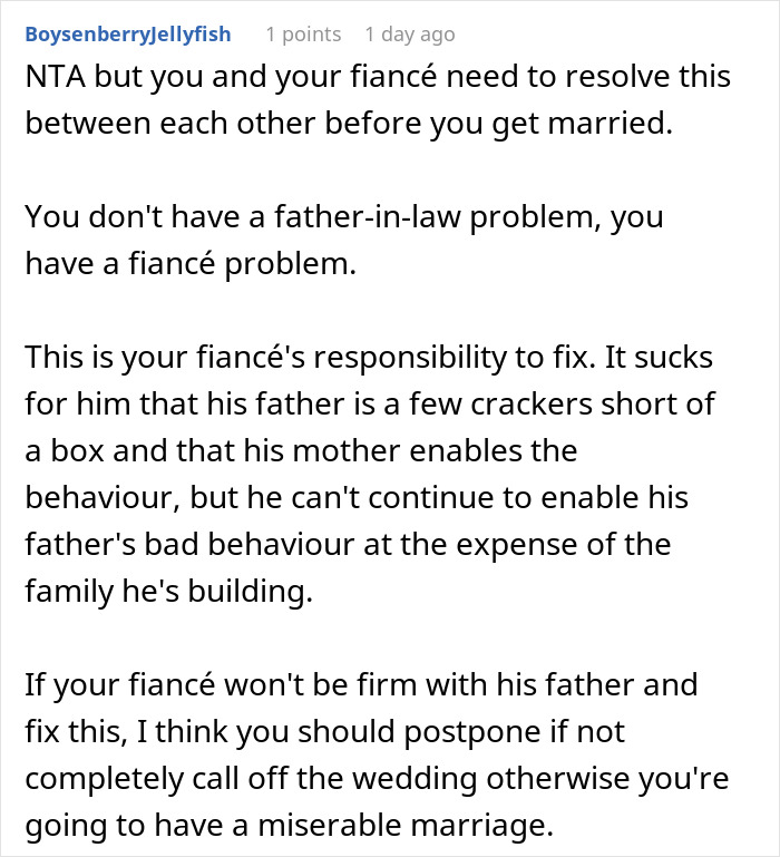Comentario de texto sobre un futuro suegro invitando a personas al azar a una boda, causando problemas.