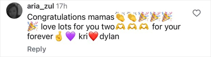 Comente felicitando a los tortolitos Kristen y Dylan, con emojis como aplaudir las manos, los poppers y los corazones.