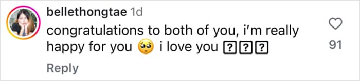 Comentario de Instagram felicitando "tortolitos" con corazón y emojis llorando, expresando felicidad y amor.