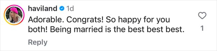 Comente sobre la publicación que celebra la boda de Kristen Stewart y Dylan Meyer, expresando alegría y felicitaciones.