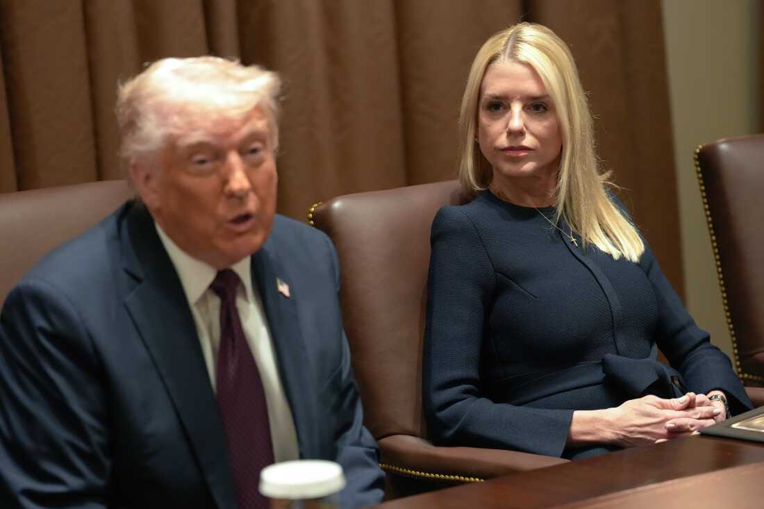 La Fiscal General Pam Bondi observa mientras el presidente Trump ofrece comentarios durante una reunión del gabinete en la Casa Blanca el 24 de marzo.