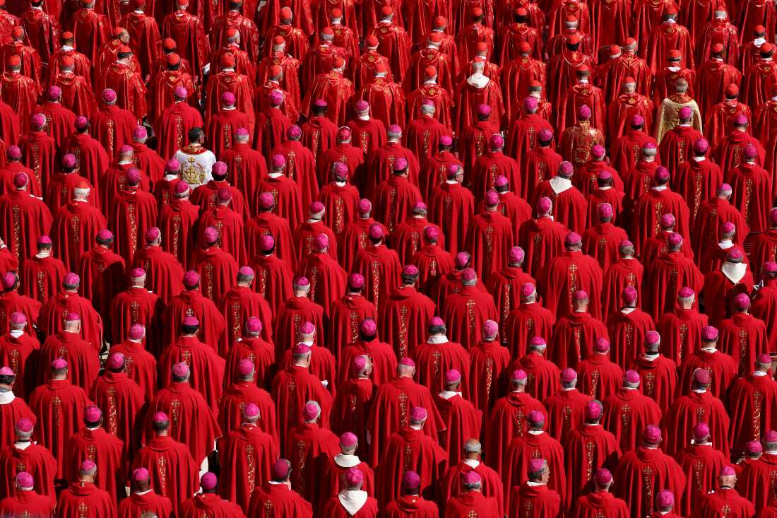Los cardenales asisten al funeral del Papa Francisco en la Plaza de San Pedro.