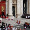 El ataúd del Papa Francisco se transporta durante la masa funeraria del Papa Francisco en la Plaza de San Pedro en el Vaticano, el 26 de abril de 2025.