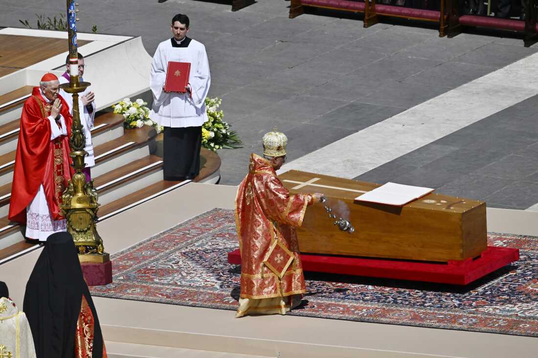 Youssef Absi, Patriarca de Antioquía y todo el Oriente, de Alejandría y de Jerusalén y jefe de la Iglesia Católica Griega Melkite, bendice el ataúd durante el funeral del Papa Francisco en la Plaza de San Pedro el sábado en la ciudad del Vaticano.