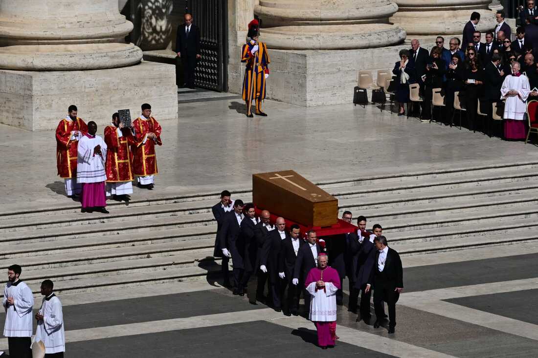 Los portadores llevan el ataúd del Papa Francisco al difunto durante la ceremonia del funeral en la Plaza de San Pedro.