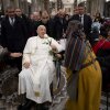 El Papa Francisco saluda a los participantes en la escena de la natividad viva en la Basílica de St. Mary Major el 14 de diciembre de 2024 en Roma, Italia. Será enterrado en la Basílica después de su funeral en el Vaticano el sábado.
