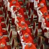 Tres filas de cardenales vestidos de aspecto rojo y blanco mientras el cuerpo del Papa Francisco se transfiere a la Basílica en St Peter's Square en la ciudad del Vaticano el miércoles.