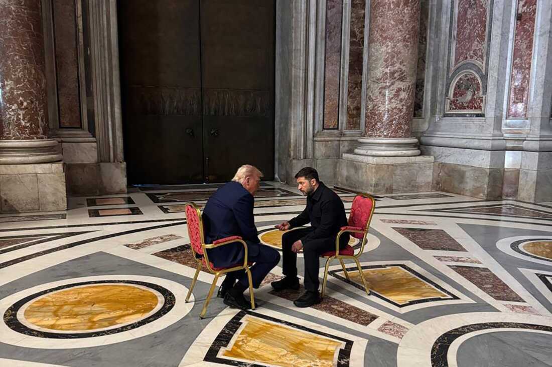 El presidente de Ucrania, Volodymyr Zelenskyy, a la derecha, y el presidente Trump, hablan mientras asisten al funeral del Papa Francisco en el Vaticano.