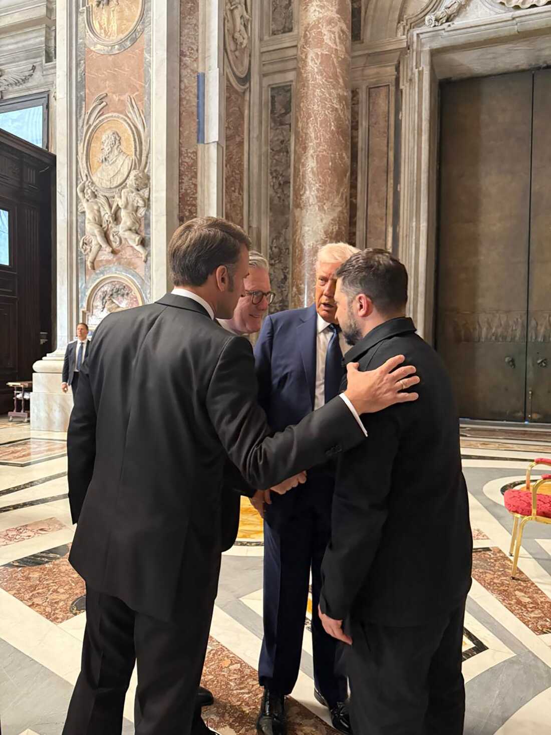 El presidente de Ucrania, Volodymyr Zelenskyy, a la derecha, el presidente Trump, la segunda derecha, el presidente francés Emmanuel Macron, la izquierda, y el primer ministro británico Keir Starmer hablan mientras asisten al funeral del Papa Francisco.