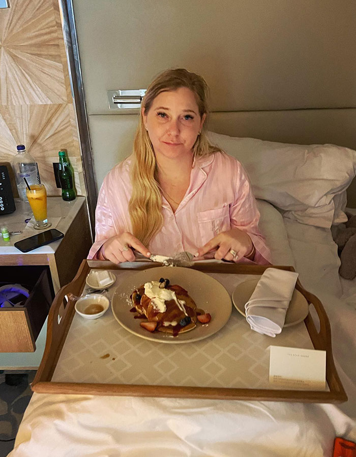 Mujer en pijama rosa desayunando en la cama con panqueques; El ex del príncipe Andrew criticó por la publicación de las redes sociales.