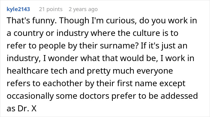 Comentario discutiendo la cultura del lugar de trabajo en tecnología de atención médica relacionada con el uso de apellidos.