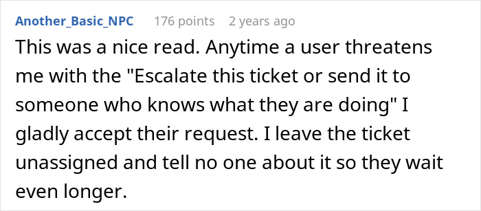Intercambio de texto sobre la solicitud de escalada de boletos de un cliente exigente, lo que lleva a retrasos involuntarios.