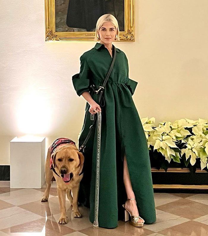 Selma Blair con un vestido verde en la alfombra roja, mostrando una personalidad increíble con su perro de servicio.