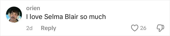 Comentario expresando admiración por la increíble personalidad de Selma Blair con 26 me gusta.