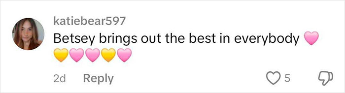 Comentario de Katiebear597 alabando a Betsey con emojis del corazón.