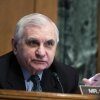 Washington, DC - 03 de marzo: el senador Jack Reed (D -RI) cuestiona al presidente de la Reserva Federal de los Estados Unidos, Jerome Powell, mientras testifica en una audiencia del Comité de Banca, Vivienda y Asuntos Urbanos del Senado sobre la Fed.