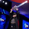 Elon Musk empuñando una motosierra en la Conferencia de Acción Política Conservadora (CPAC) el 20 de febrero de 2025 en Oxon Hill, MD.
