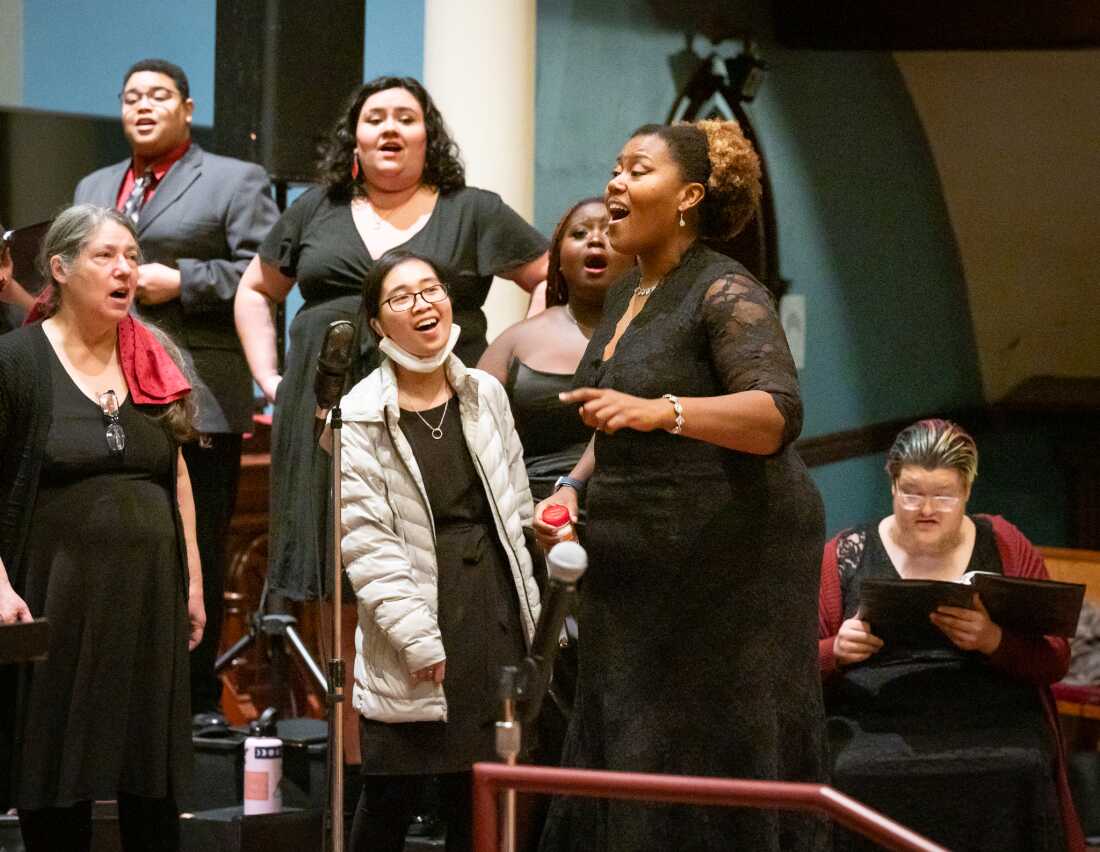 Coty Raven Morris lleva a cabo los coros combinados de rosa y espinas que cantan una pieza africana llamada