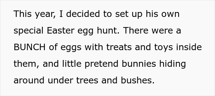 Texto que describe una configuración de búsqueda de huevos de Pascua con huevos llenos de golosinas y juguetes, incluidos los conejitos simulados debajo de árboles y arbustos.