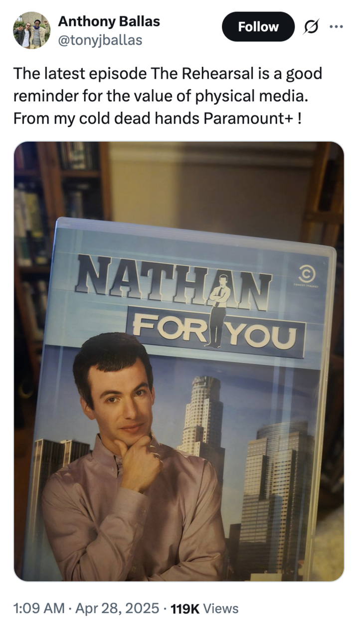 28 de abril de 2025 Tweet por @tonyjballas Tweet de @tonyjballas donde muestra su físico _nathan para usted_ DVD junto con texto que lee,