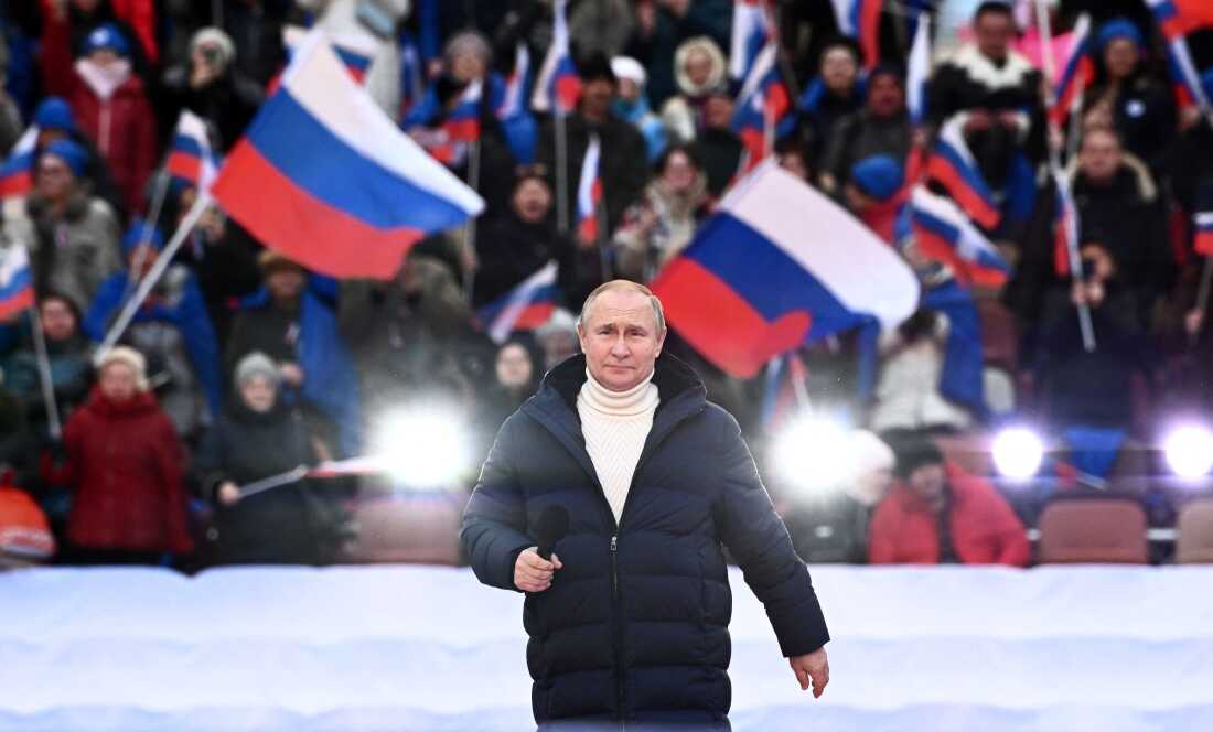 El presidente ruso, Vladimir Putin, asiste a un concierto que marca el octavo aniversario de la anexión de Rusia de Crimea en el estadio Luzhniki en Moscú el 18 de marzo de 2022, solo semanas después de la invasión a gran escala de Moscú de Ucrania.