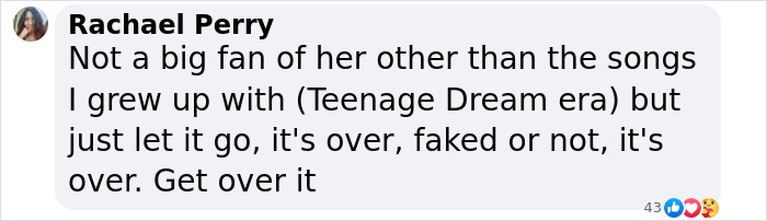 Comentador expresando sentimientos encontrados sobre Katy Perry, mencionando la era del sueño adolescente y diciéndole a otros que lo superen.