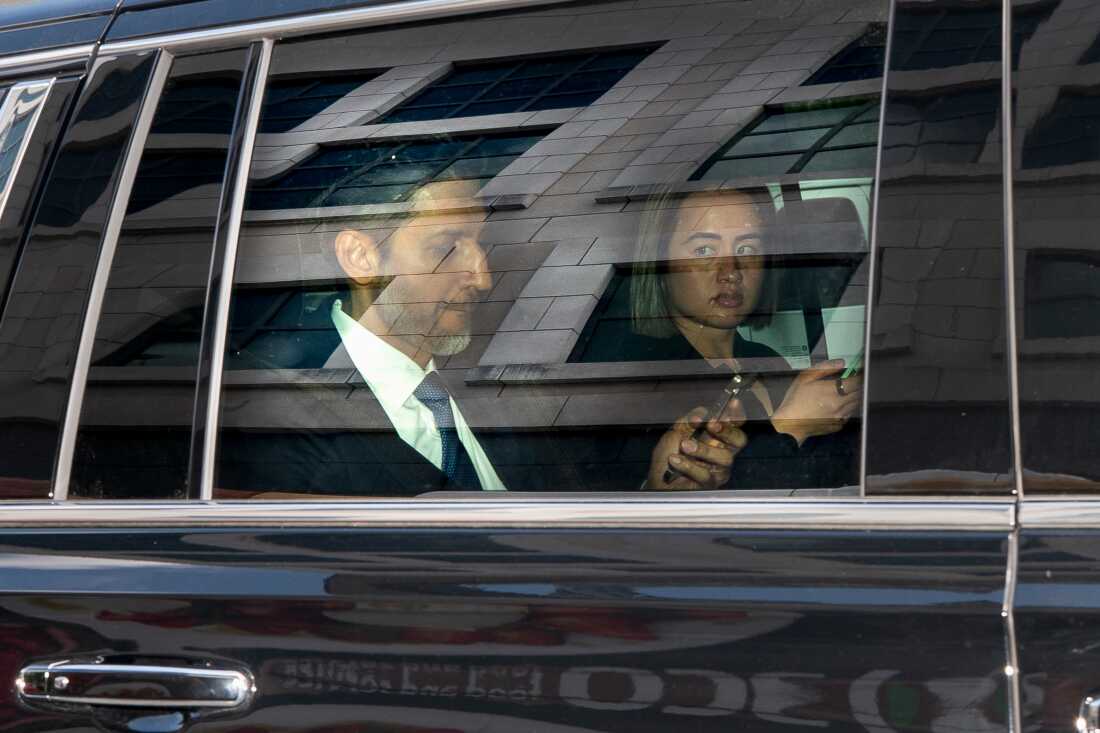 En esta foto, el CEO de Google, Sundar Pichai, se sienta en un automóvil, mirando su teléfono celular, mientras sale de la corte federal en Washington, DC