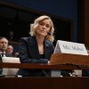 En esta foto, la CEO de NPR, Katherine Maher, y la CEO de PBS, Paula Kerger, están sentadas en una mesa con micrófonos mientras testifican durante una audiencia en el subcomité de la casa. Maher está en el lado izquierdo del marco, y Kerger está a la derecha.