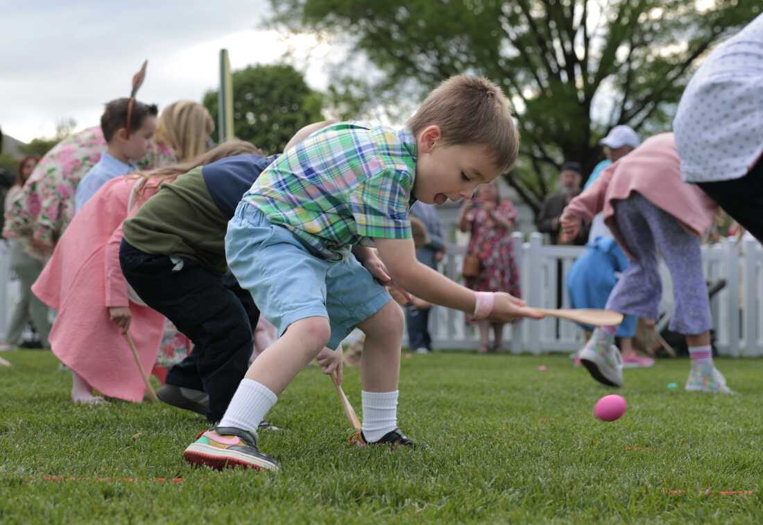 Washington, DC - 21 de abril: los niños participan en el rollo de huevo de la Casa Blanca en el South Lawn el 21 de abril de 2025 en Washington, DC. La Casa Blanca espera que miles de niños y adultos participen en la tradición anual de los huevos de colores ondulados en el césped de la Casa Blanca, que fue iniciado por el presidente Rutherford B. Hayes en 1878. (Foto de Anna Moneymaker/Getty Images)