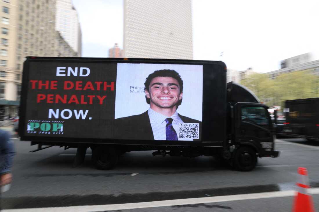 Un camión con una pantalla de video fuera del Tribunal Federal de Manhattan el 25 de abril para asistir a la corte como Luigi Mangione está programado para ser procesado.