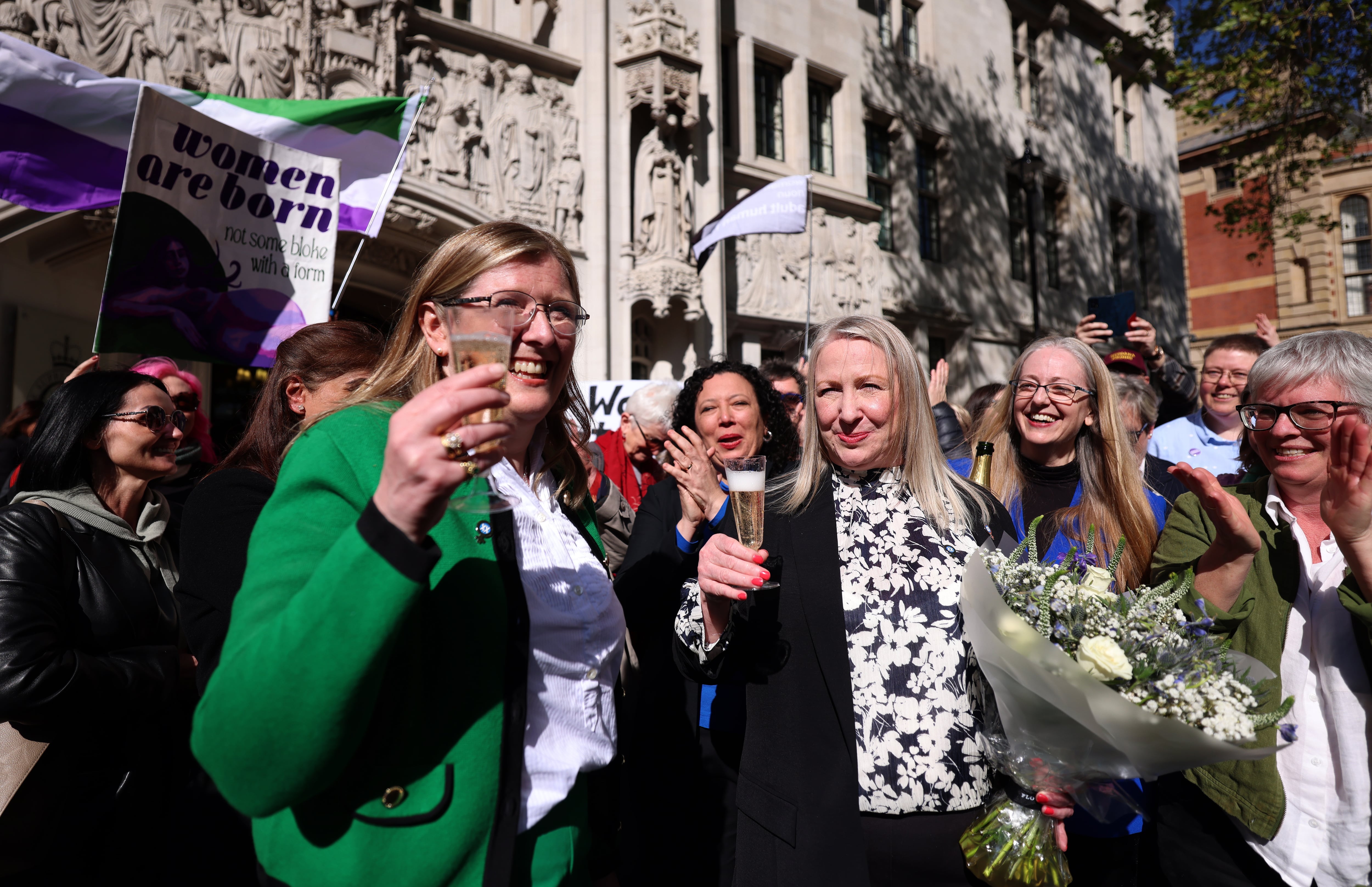 Las mujeres celebran frente al Tribunal Supremo en Londres, Reino Unido, el 16 de abril de 2025, tras su fallo de que la definición de mujer se basa en el sexo biológico. (United Kingdom, London) EFE/EPA/ANDY RAIN