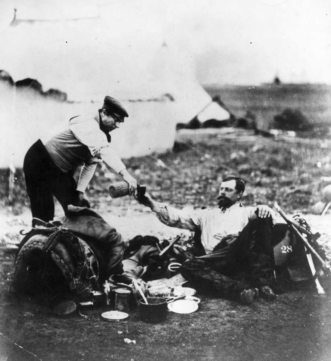 Un oficial que fue vertido una bebida en un campamento del ejército en Rusia, durante la Guerra de Crimea.