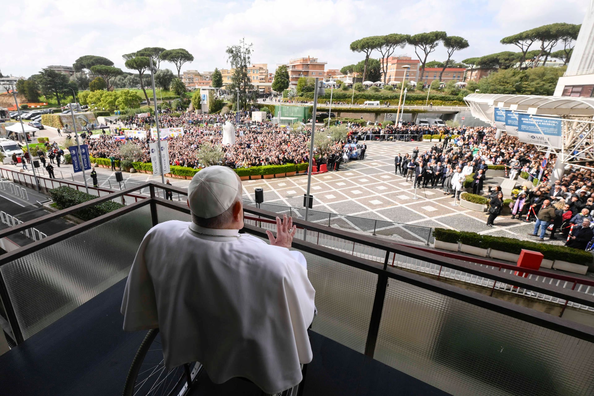 El papa Francisco saludando a la multitud que le esperaba en las puertas del hospital donde ha estado ingresado 38 días. EFE/EPA/ETTORE FERRARI
